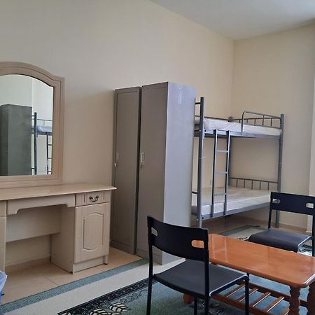 Top House Hostel 阿布扎比 外观 照片