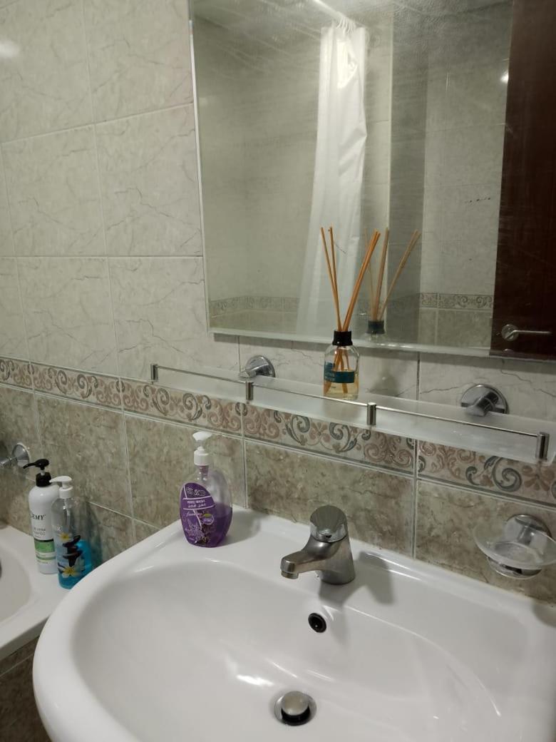 Top House Hostel 阿布扎比 外观 照片