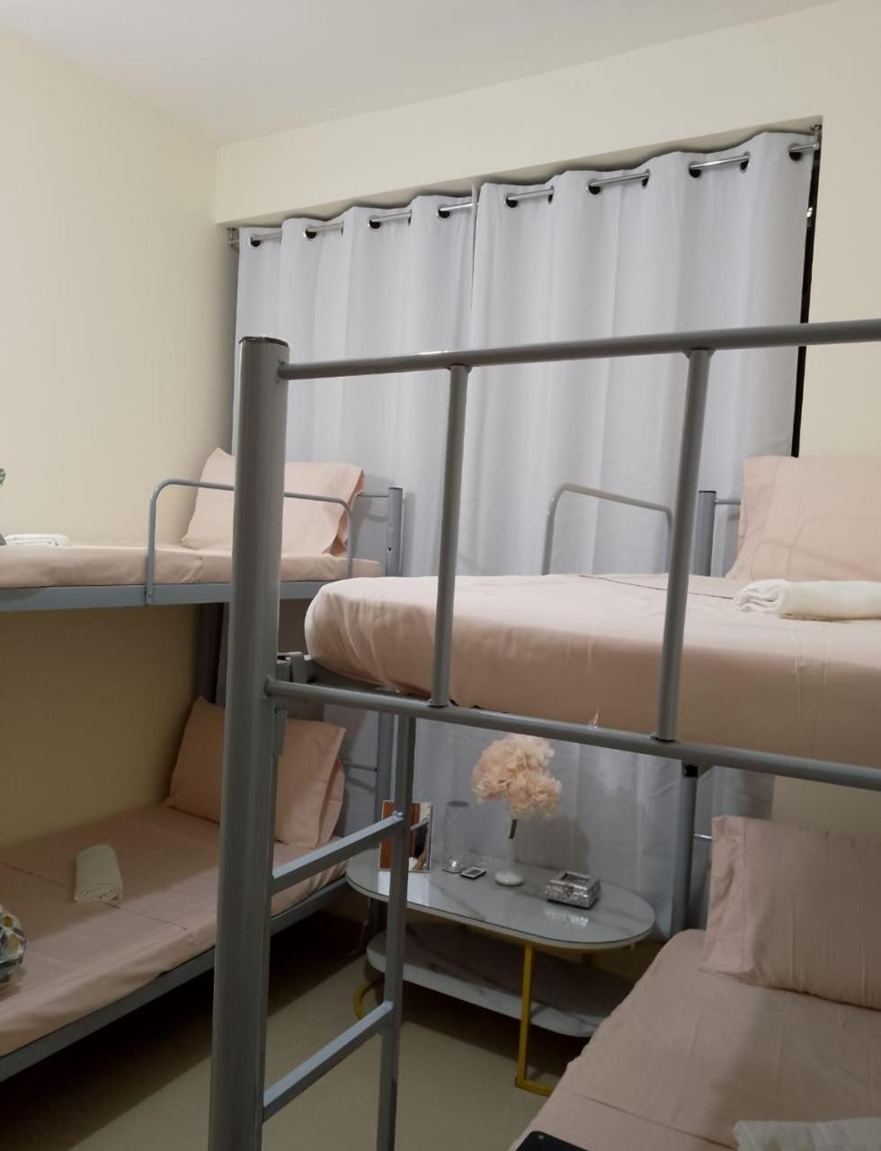 Top House Hostel 阿布扎比 外观 照片